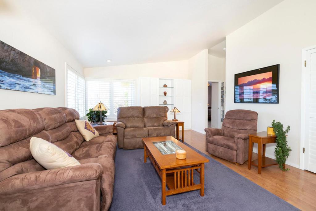 https://media.crmls.org/mediaz/5f1317de-573f-4020-a711-b03dfd51e8f7.jpg?preset=X-Large