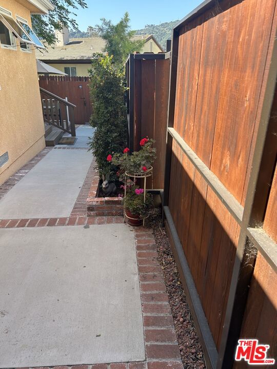 10740 Aqua Vista Street, Studio City CA: https://media.crmls.org/mediaz/5f1328de-e0fd-4a66-978e-508576a42008.jpg
