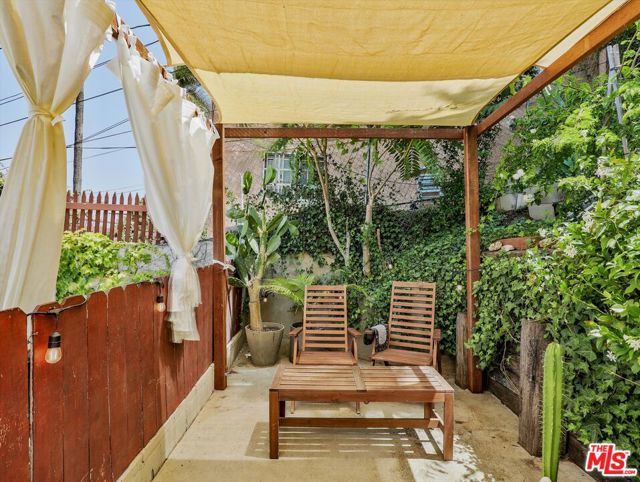 1016 Laguna Avenue, Los Angeles CA: https://media.crmls.org/mediaz/5f133689-62d1-40ca-a8b6-c6bf5ff00e72.jpg