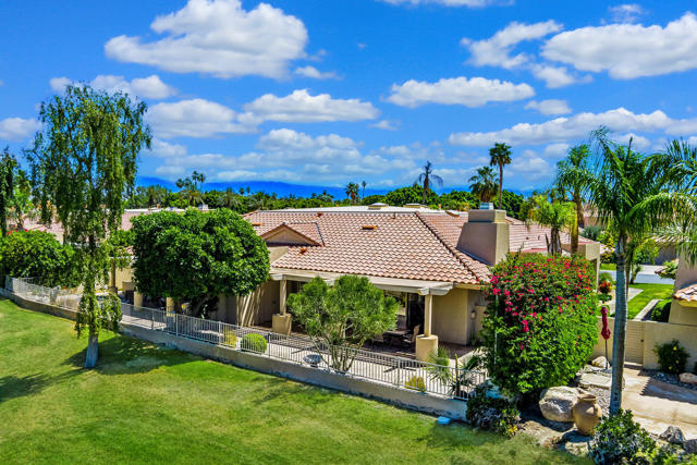 285 Kavenish Drive, Rancho Mirage CA: https://media.crmls.org/mediaz/5f13eaa4-6dbe-4887-80ab-63b8964d761d.jpg