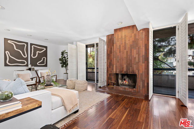 11982 Kiowa Avenue, Los Angeles CA: https://media.crmls.org/mediaz/5f13ec39-748c-4827-a5df-b425a26f0ce4.jpg