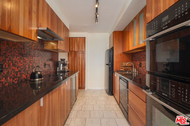 927 N Kings Road, West Hollywood CA: https://media.crmls.org/mediaz/5f1448ae-2cd1-4134-8ee6-5cd9dead8f80.jpg