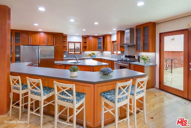 10734 Lindbrook Drive, Los Angeles CA: https://media.crmls.org/mediaz/5f14901c-006e-408a-bddb-e1be27589899.jpg