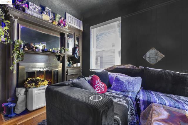 553 34Th St, Oakland CA: https://media.crmls.org/mediaz/5f14c820-c9a1-44bb-b58f-e37c744251f9.jpg