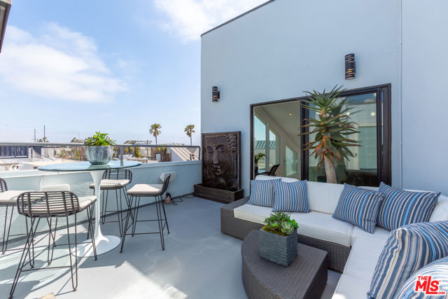 18 Union Jack Street, Marina del Rey CA: https://media.crmls.org/mediaz/5f14f37d-18ca-42d9-9838-6a604f50c4b2.jpg