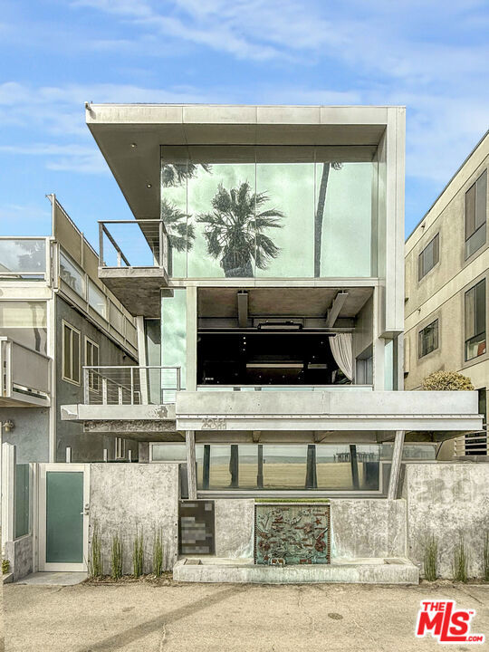 2911 Ocean Front Walk, Venice CA: https://media.crmls.org/mediaz/5f1546f4-a6dd-440e-9a51-a802f5e66660.jpg