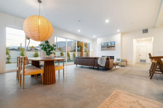 361 W Sunview Avenue, Palm Springs CA: https://media.crmls.org/mediaz/5f158649-2a72-4875-8205-e1ab2f6109d9.jpg