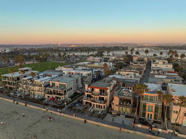 2965 Ocean Front Walk, San Diego CA: https://media.crmls.org/mediaz/5f1708d9-e32c-4e9c-853e-298eb44c9085.jpg
