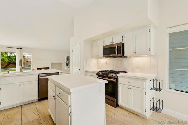 329 Del Flora St, Oceanside CA: https://media.crmls.org/mediaz/5f173f65-ab2f-4beb-973f-d9381c83755c.jpg