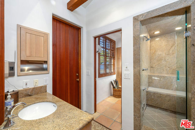 25127 Jim Bridger Road, Hidden Hills CA: https://media.crmls.org/mediaz/5f183014-fc2b-47be-a140-74bd9cadcd7b.jpg