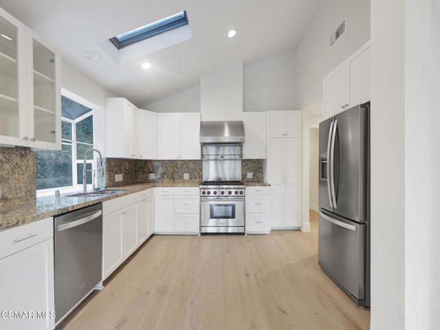 17032 Cotter Place, Encino CA: https://media.crmls.org/mediaz/5f18e55c-68be-4e1e-88ec-35041a99aa7a.jpg