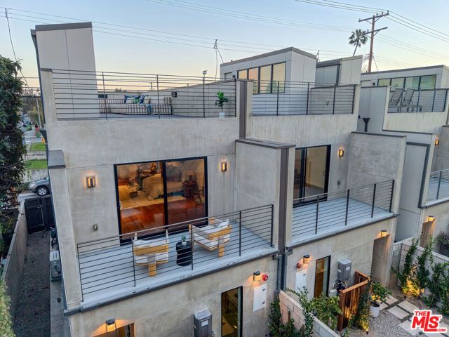 746 Brooks Avenue, Venice CA: https://media.crmls.org/mediaz/5f1a80e5-610f-4037-a902-44ea66c39ab8.jpg
