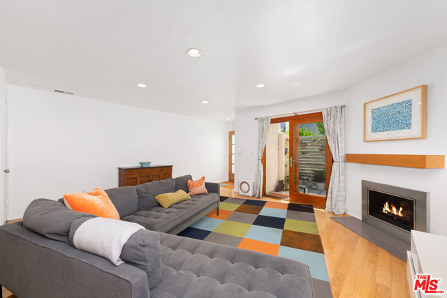 2016 Euclid Street, Santa Monica CA: https://media.crmls.org/mediaz/5f1aa63e-5335-4138-99bf-0fa5a281b079.jpg