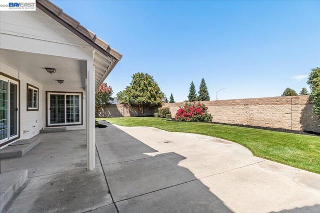 27000 S Hillview St, Tracy CA: https://media.crmls.org/mediaz/5f1ab1fd-f4c4-46e7-a10b-c3c1b4d17105.jpg