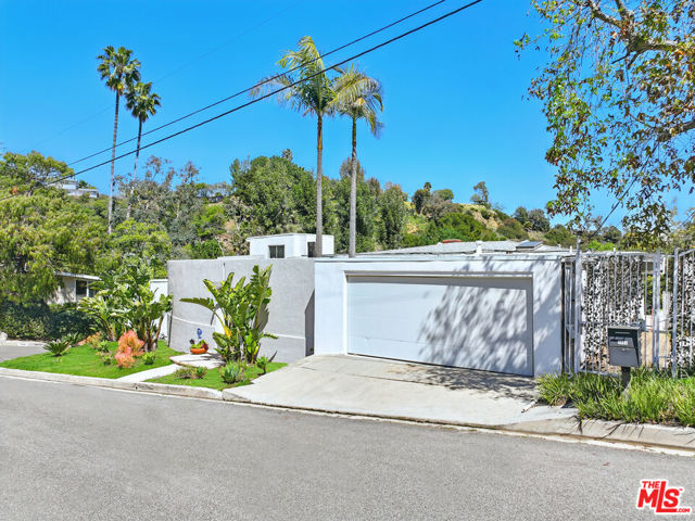 2442 Green View Place, Los Angeles CA: https://media.crmls.org/mediaz/5f1ac927-fe11-4174-9882-e0f304aff68d.jpg