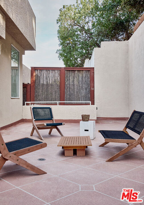 701 Museum Drive, Los Angeles CA: https://media.crmls.org/mediaz/5f1afd56-f37f-466f-9360-d0ea3db4b15c.jpg