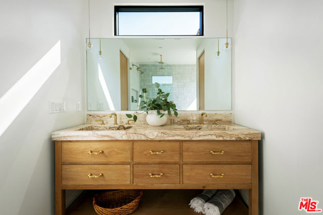 3981 Beethoven Street, Los Angeles CA: https://media.crmls.org/mediaz/5f1b128c-d24e-4ec9-8bc4-b150a4eee49d.jpg