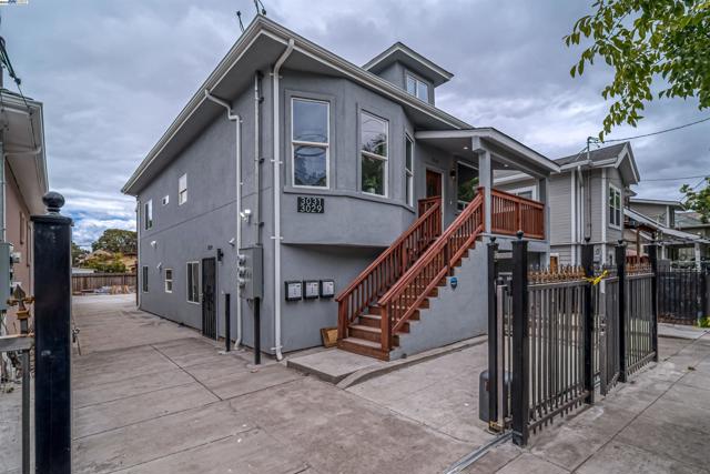 3031 Logan St, Oakland CA: https://media.crmls.org/mediaz/5f1b190e-4a2d-48d9-82a2-5d7500ed6844.jpg