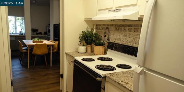 810 Oak Grove Rd, Concord CA: https://media.crmls.org/mediaz/5f1b6477-cdd0-4501-98fa-5658a9319c62.jpg