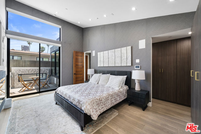 836 California Avenue, Venice CA: https://media.crmls.org/mediaz/5f1b88a0-6360-4704-91ca-4758dc75d7ee.jpg