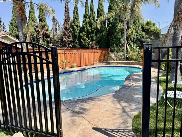4955 Swindon Pl, Newark CA: https://media.crmls.org/mediaz/5f1bb61e-ba43-4d41-8818-e26e1f4c542e.jpg