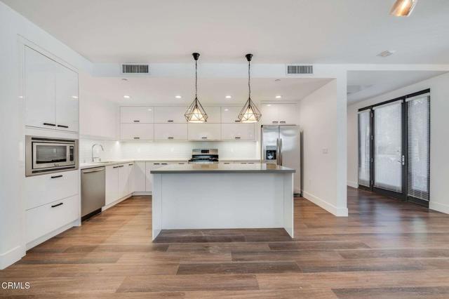 239 S Marengo Avenue, Pasadena CA: https://media.crmls.org/mediaz/5f1bd632-77a4-4186-8ad9-f6a005d8a008.jpg