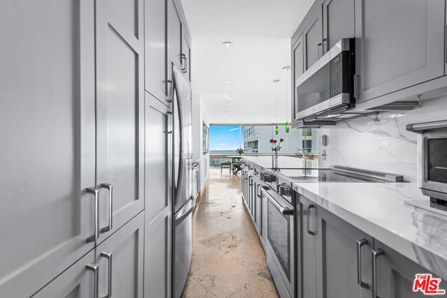 2222 Avenue Of The Stars, Los Angeles CA: https://media.crmls.org/mediaz/5f1c4cb3-6924-457b-9614-052a33cd4066.jpg