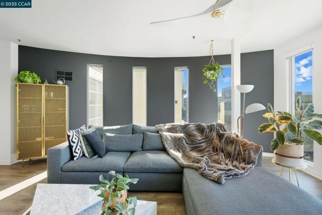 200 2nd St, Oakland CA: https://media.crmls.org/mediaz/5f1d6f7a-4d35-4852-8426-671eea71b023.jpg