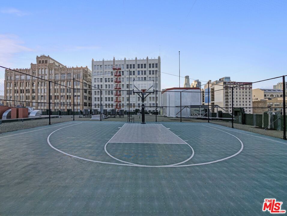 https://media.crmls.org/mediaz/5f1e14a6-ee44-4f21-aff8-f8ccb620c044.jpg?preset=X-Large