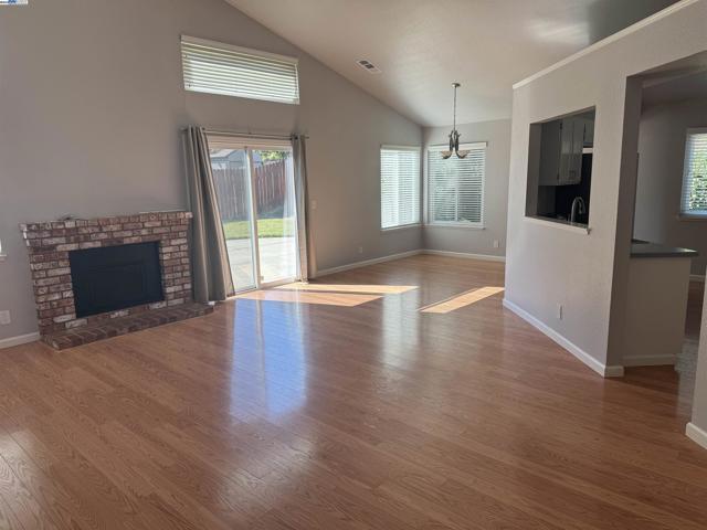 570 Daffodil Dr, Benicia CA: https://media.crmls.org/mediaz/5f1e73fb-31b8-43c4-a966-ce906d8164bd.jpg