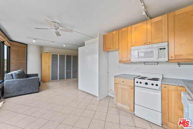 4316 Marina City Drive, Marina del Rey CA: https://media.crmls.org/mediaz/5f1e8e34-5a8c-4942-b90c-16659d536564.jpg