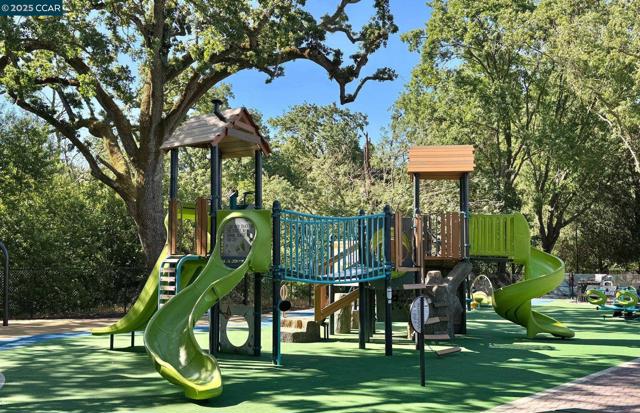 3352 Betty Ln, Lafayette CA: https://media.crmls.org/mediaz/5f1f88f7-e976-495f-a4b6-e790c5e140aa.jpg