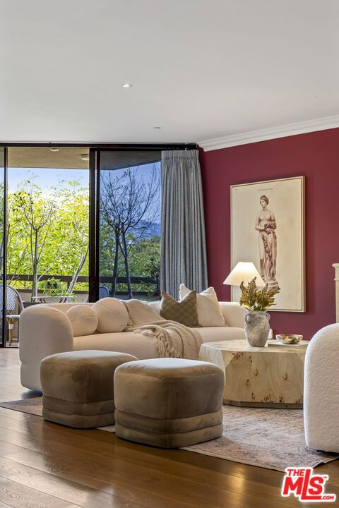 300 N Swall Drive, Beverly Hills CA: https://media.crmls.org/mediaz/5f20a4ce-6338-4194-b4ad-a1e011a45d9f.jpg