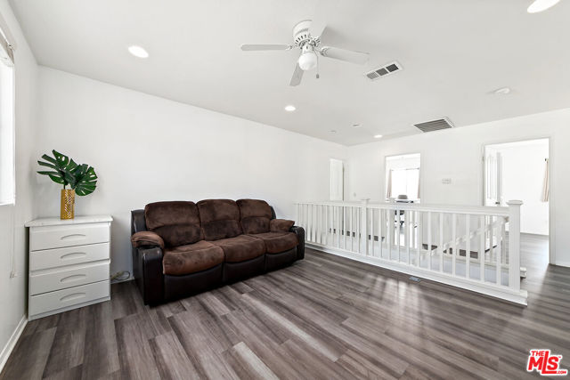 13041 Mesa Verde Way, Sylmar CA: https://media.crmls.org/mediaz/5f20e3e6-6b85-462a-b7e0-d5768c576986.jpg