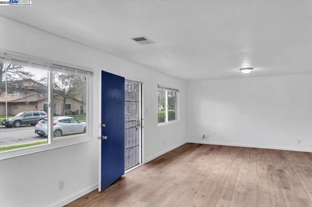 2200 Lemontree Way, Antioch CA: https://media.crmls.org/mediaz/5f217fb6-284c-429c-ad1b-6887573c63cb.jpg