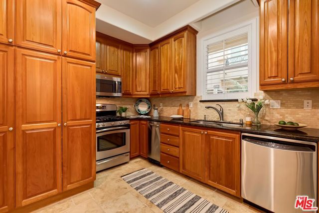 16123 W SUNSET Boulevard, Pacific Palisades CA: https://media.crmls.org/mediaz/5f22081e-af4d-4513-8b32-662e2164fdc7.jpg