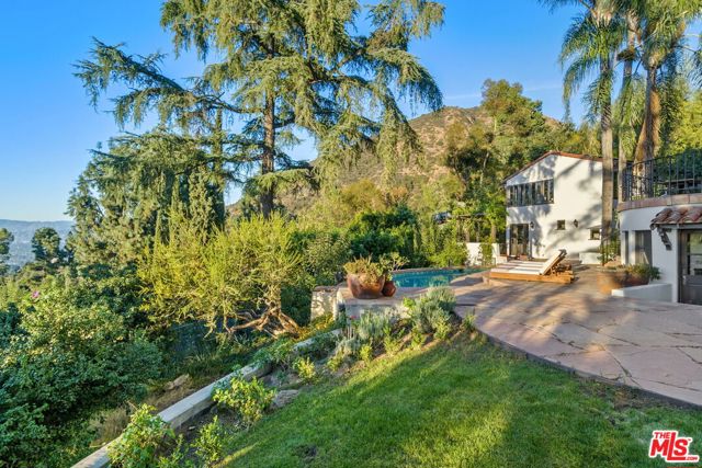 3527 Wonder View Drive, Los Angeles CA: https://media.crmls.org/mediaz/5f221279-b250-4244-bcaf-31c99eba8951.jpg