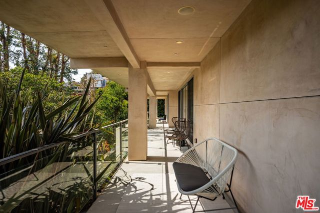 933 Bluegrass Lane, Los Angeles CA: https://media.crmls.org/mediaz/5f22c5fe-bed4-4527-9d49-7da931793438.jpg