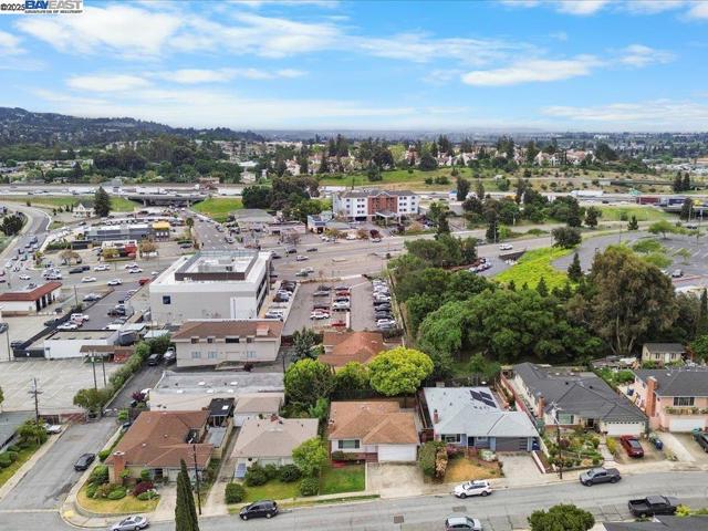 2457 San Carlos Ave, Castro Valley CA: https://media.crmls.org/mediaz/5f2319f2-274e-4c95-a3a0-62205202a17b.jpg