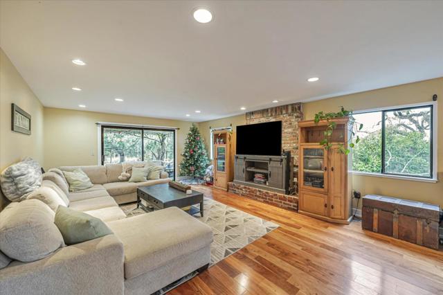 4 Harris Hill Drive, Novato CA: https://media.crmls.org/mediaz/5f243fa3-789e-4427-862c-5c39be94ccb6.jpg