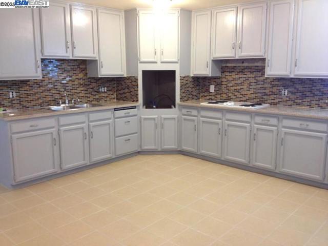 20240 Wisteria St, Castro Valley CA: https://media.crmls.org/mediaz/5f2472c5-dab4-4f6a-bc54-09e7ef5f2491.jpg