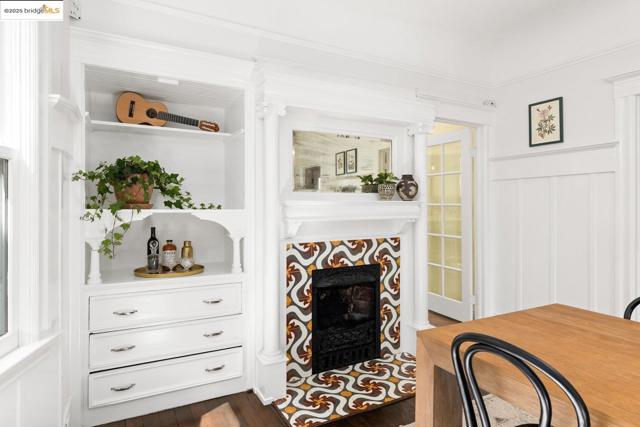 824 Arlington Avenue, Oakland CA: https://media.crmls.org/mediaz/5f24b154-762d-4228-b020-88e286e5686a.jpg