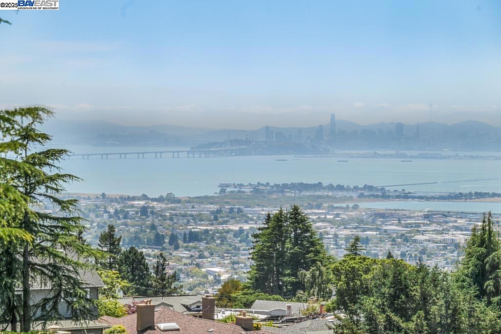 https://media.crmls.org/mediaz/5f255661-63f8-4e0c-b533-003145fe2142.jpg?preset=X-Large