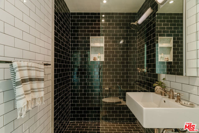 8559 Edwin Drive, Los Angeles CA: https://media.crmls.org/mediaz/5f26b85e-041d-4c8f-8461-c2d1a6495214.jpg