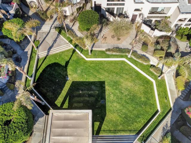 426 Village W Square, Palm Springs CA: https://media.crmls.org/mediaz/5f272125-11ed-47d1-b8d4-69e8ecf00db6.jpg