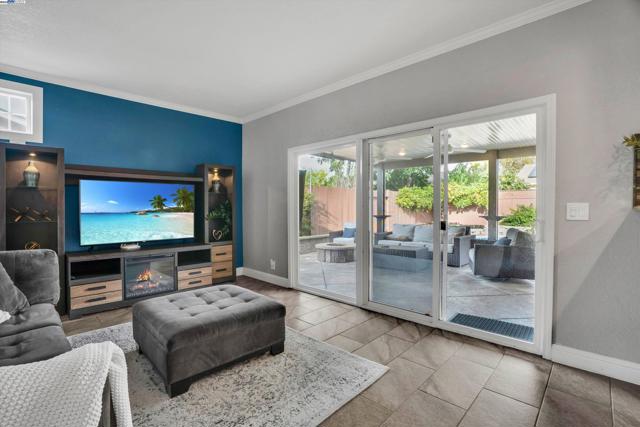 7347 Ione Ct, Dublin CA: https://media.crmls.org/mediaz/5f27e73a-4908-454c-a0e1-9d82052ea960.jpg