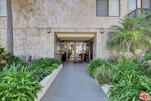 121 South Canon Drive, 201 photo 3