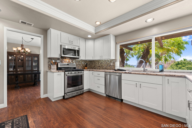 24231 Robledo, Mission Viejo CA: https://media.crmls.org/mediaz/5f2a40d3-6eb2-4de2-8249-3be7fba0b415.jpg