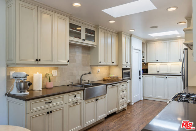 724 N Spaulding Avenue, Los Angeles CA: https://media.crmls.org/mediaz/5f2bb1ac-b016-4f5e-8e53-d3892cb6f642.jpg