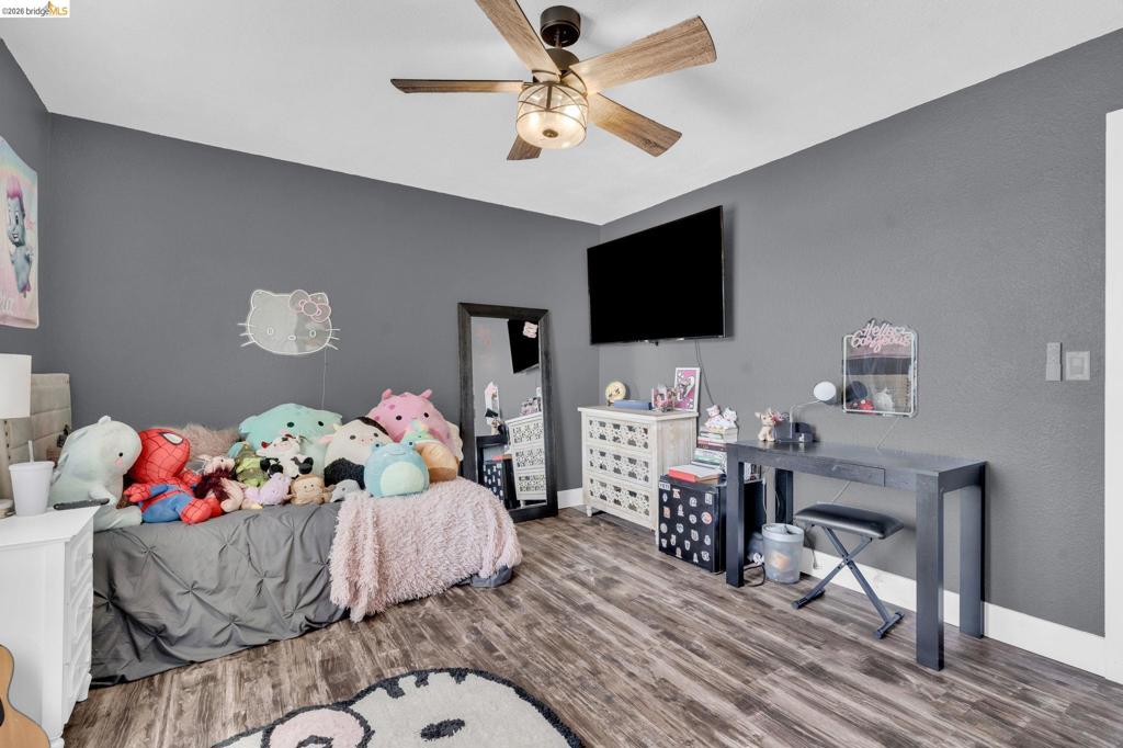 https://media.crmls.org/mediaz/5f2bbce8-537f-4942-8eb0-89ca2b943719.jpg?preset=X-Large